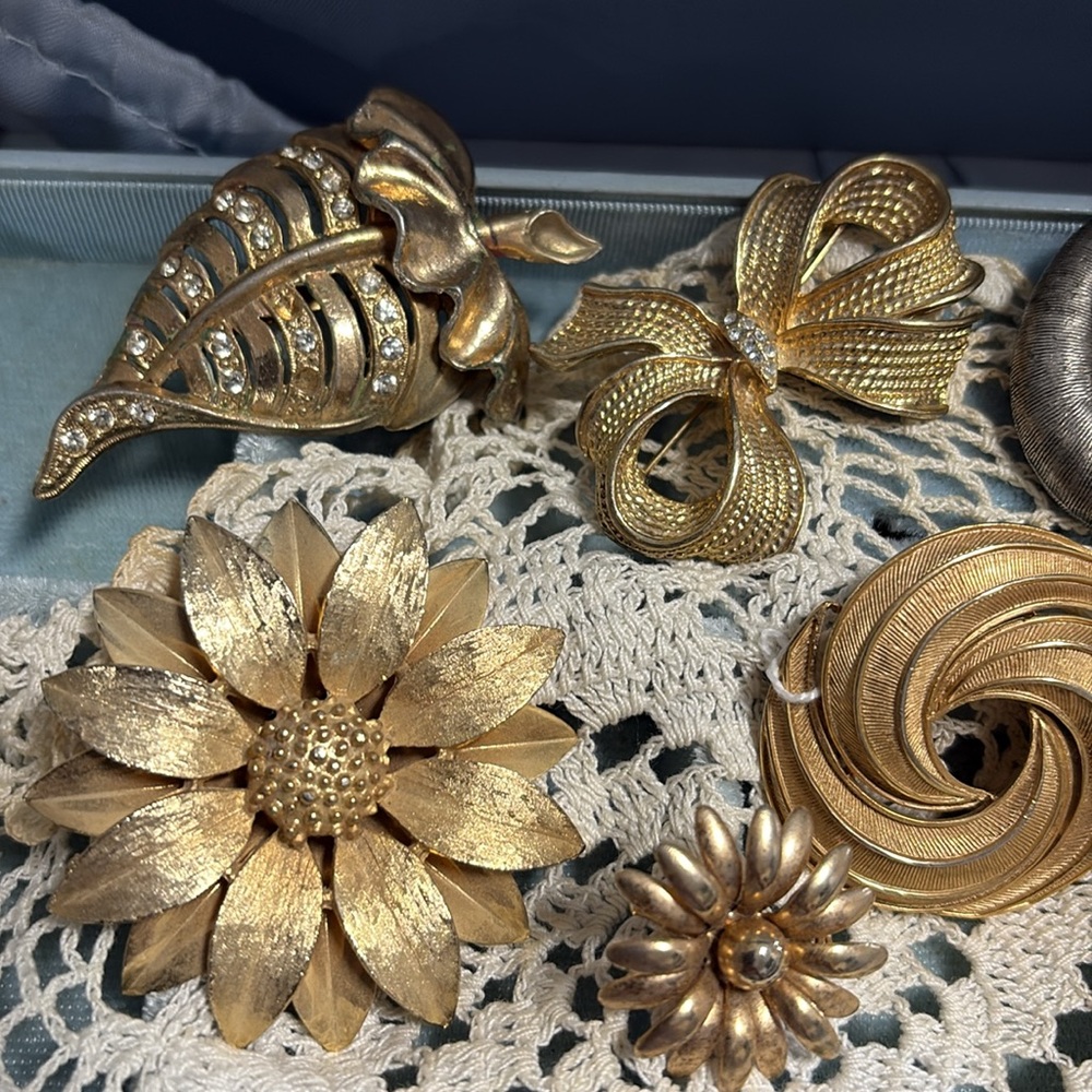 Vintage Brooch Set with Floral and Gold Designs
(9) - Picture 2 of 8
